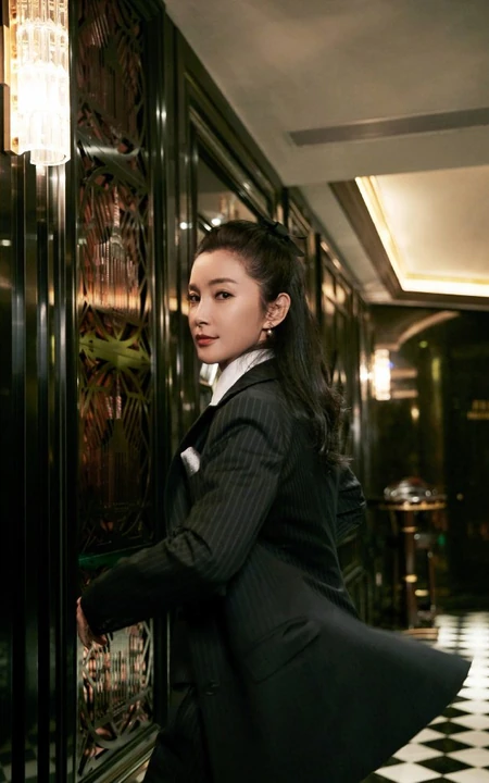 李冰冰酷酷写真，竖纹西服套装着身，宛如大佬般气场十足