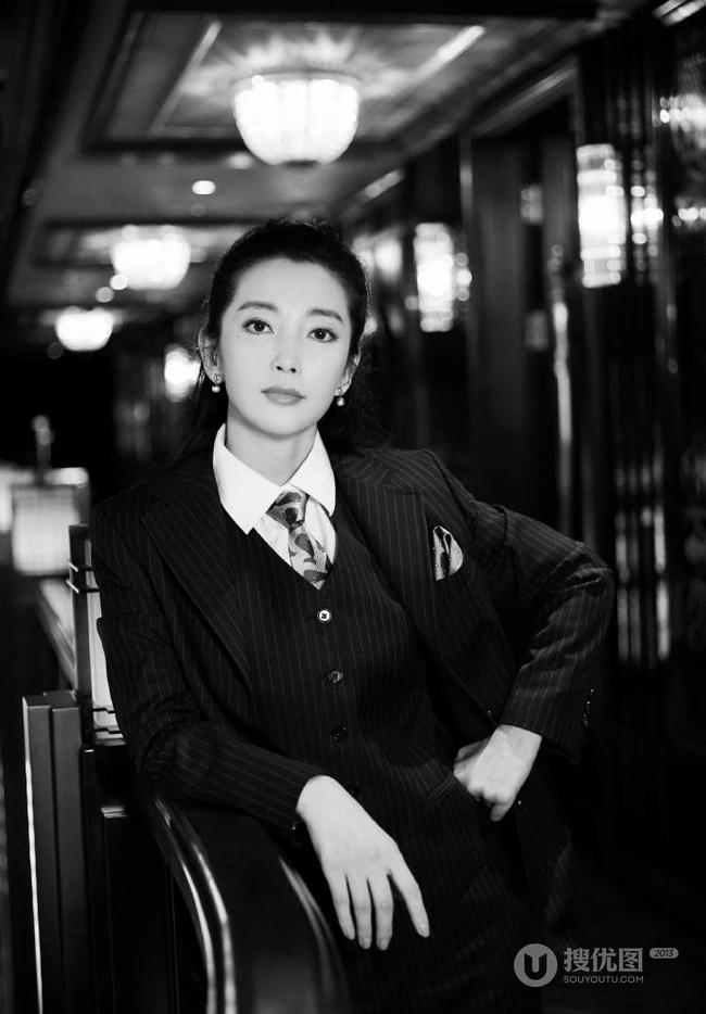 李冰冰酷酷写真，竖纹西服套装着身，宛如大佬般气场十足