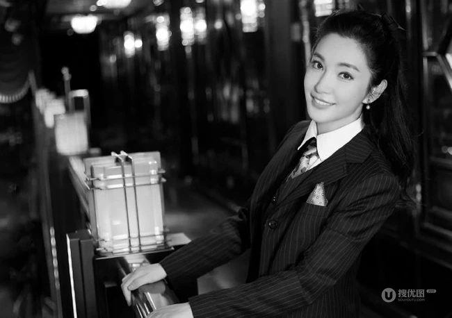 李冰冰酷酷写真，竖纹西服套装着身，宛如大佬般气场十足