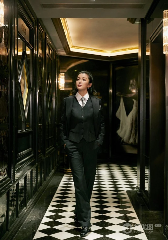 李冰冰酷酷写真，竖纹西服套装着身，宛如大佬般气场十足