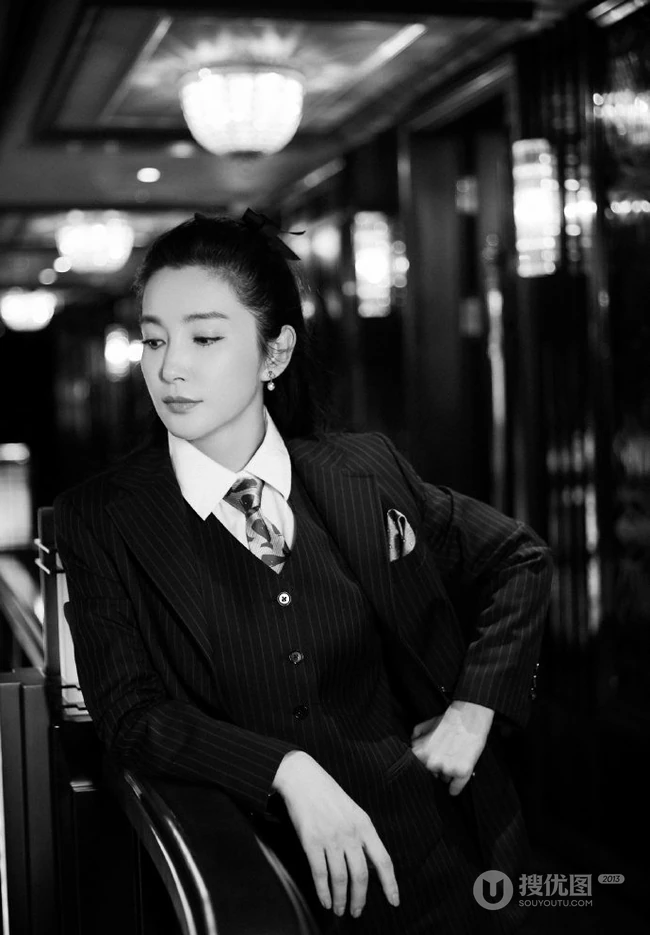 李冰冰酷酷写真，竖纹西服套装着身，宛如大佬般气场十足