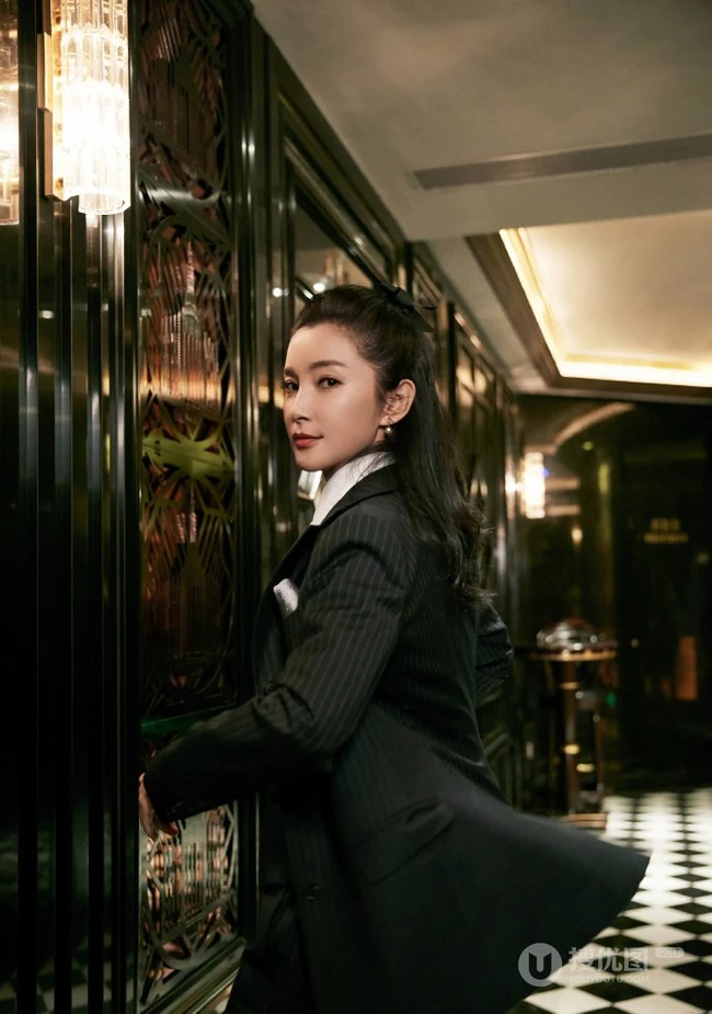 李冰冰酷酷写真，竖纹西服套装着身，宛如大佬般气场十足
