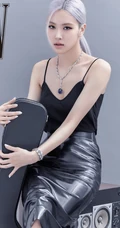 BLAKPINK朴彩英摩登时尚写真大片，黑色肩带衣短裙又酷又美