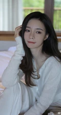 沈梦辰长发披肩温柔美丽室内氛围写真图片