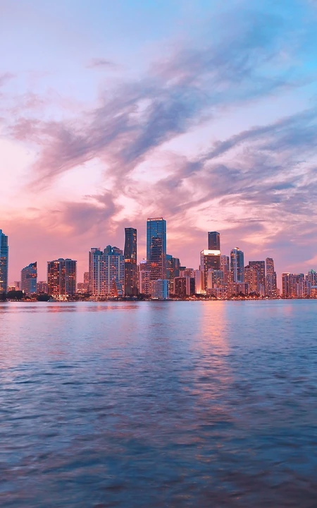 美丽的海边城市的高层建筑黄昏风景手机壁纸
