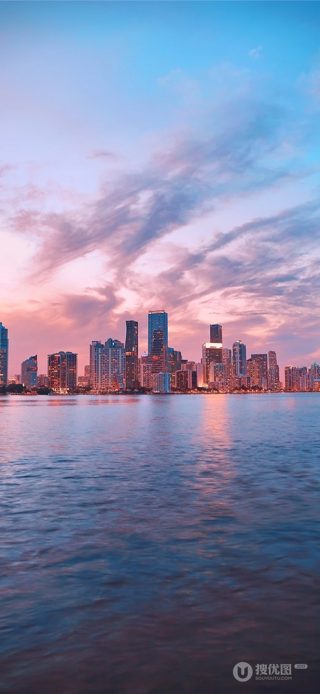 美丽的海边城市的高层建筑黄昏风景手机壁纸