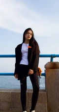 林允清爽黑白配休闲穿搭街拍写真，宛若邻家女孩般漂亮动人