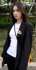 林允清爽黑白配休闲穿搭街拍写真，宛若邻家女孩般漂亮动人