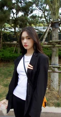 林允清爽黑白配休闲穿搭街拍写真，宛若邻家女孩般漂亮动人