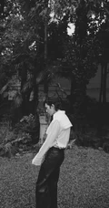 帅哥井柏然白衫黑裤森系写真