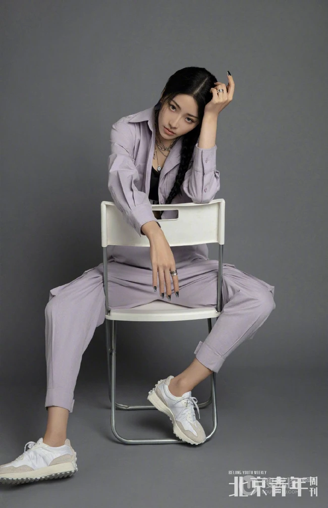 大长腿女生喻言多套不同风格穿搭杂志写真，诠释90后都市女孩的完美时尚