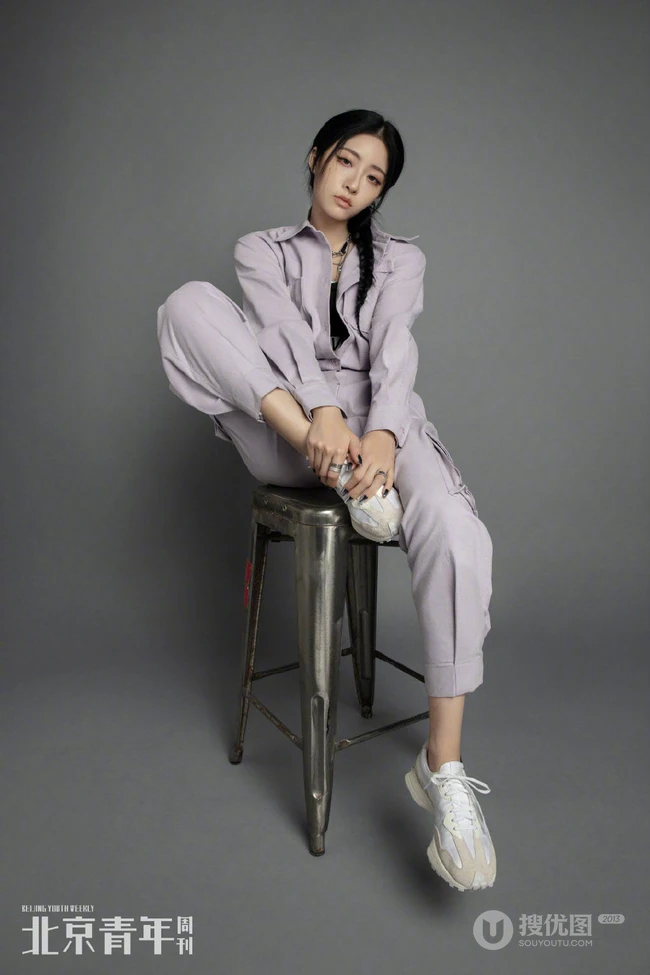 大长腿女生喻言多套不同风格穿搭杂志写真，诠释90后都市女孩的完美时尚