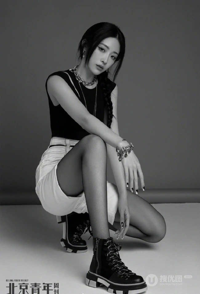 大长腿女生喻言多套不同风格穿搭杂志写真，诠释90后都市女孩的完美时尚