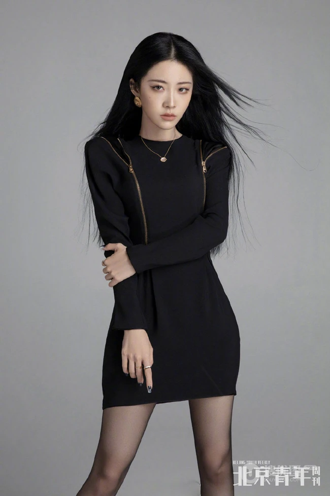 大长腿女生喻言多套不同风格穿搭杂志写真，诠释90后都市女孩的完美时尚