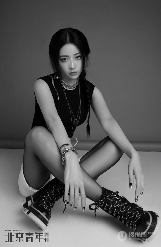大长腿女生喻言多套不同风格穿搭杂志写真，诠释90后都市女孩的完美时尚