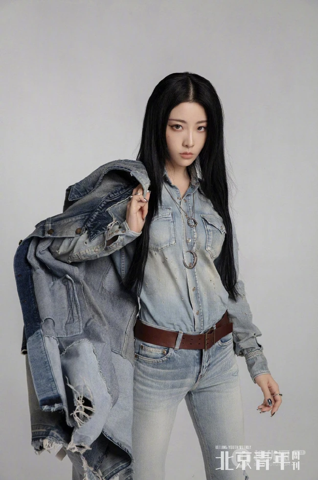 大长腿女生喻言多套不同风格穿搭杂志写真，诠释90后都市女孩的完美时尚