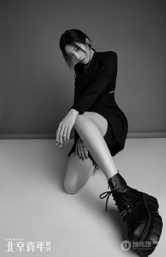 大长腿女生喻言多套不同风格穿搭杂志写真，诠释90后都市女孩的完美时尚