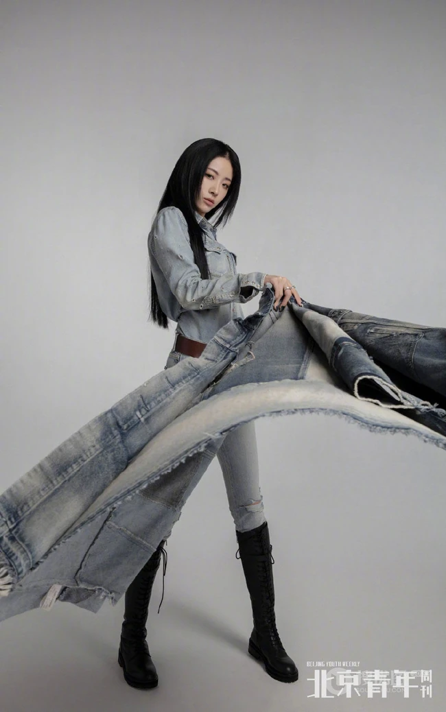 大长腿女生喻言多套不同风格穿搭杂志写真，诠释90后都市女孩的完美时尚