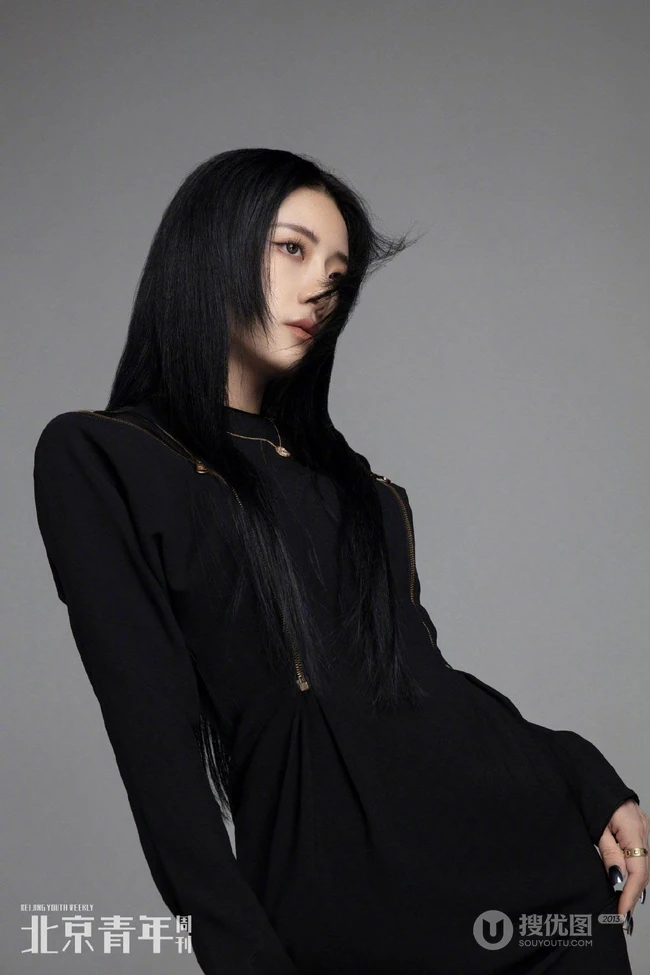 大长腿女生喻言多套不同风格穿搭杂志写真，诠释90后都市女孩的完美时尚