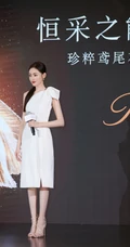张天爱出席某化妆品牌活动美照，一袭白裙着身优雅高挑有气质