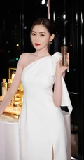 张天爱出席某化妆品牌活动美照，一袭白裙着身优雅高挑有气质