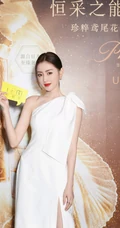 张天爱出席某化妆品牌活动美照，一袭白裙着身优雅高挑有气质