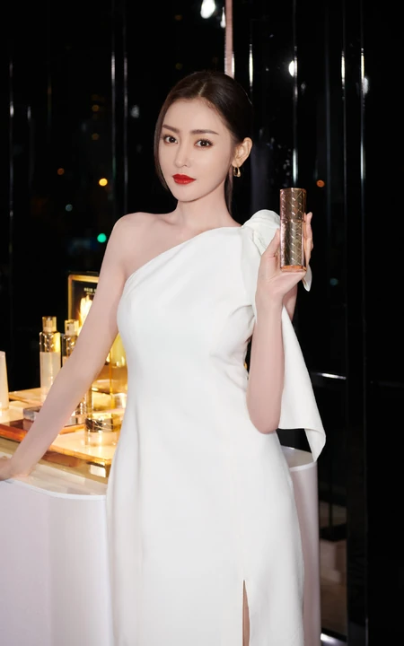 张天爱出席某化妆品牌活动美照，一袭白裙着身优雅高挑有气质