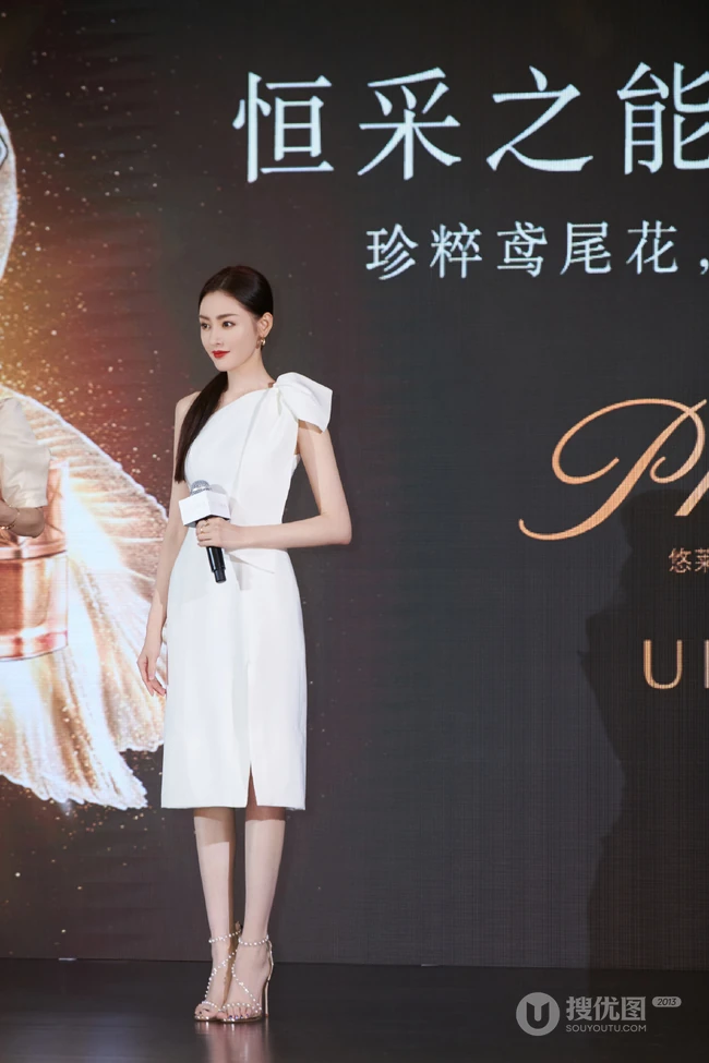 张天爱出席某化妆品牌活动美照，一袭白裙着身优雅高挑有气质