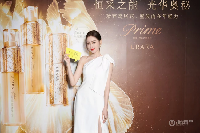 张天爱出席某化妆品牌活动美照，一袭白裙着身优雅高挑有气质