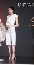 张天爱出席某化妆品牌活动美照，一袭白裙着身优雅高挑有气质