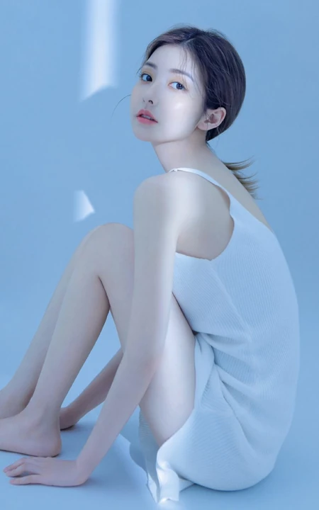 肤白貌美，一举一动像跳舞的肩带裙线条感少女高清气质撩写真图片
