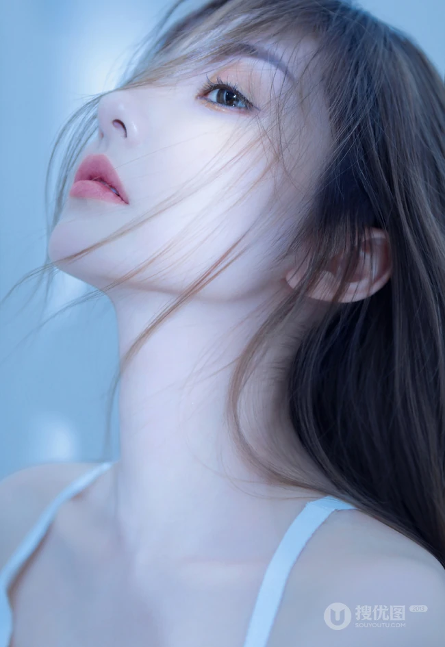 肤白貌美，一举一动像跳舞的肩带裙线条感少女高清气质撩写真图片