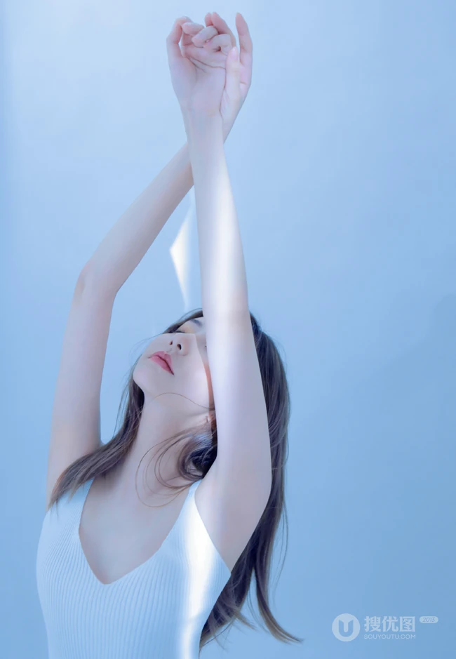 肤白貌美，一举一动像跳舞的肩带裙线条感少女高清气质撩写真图片