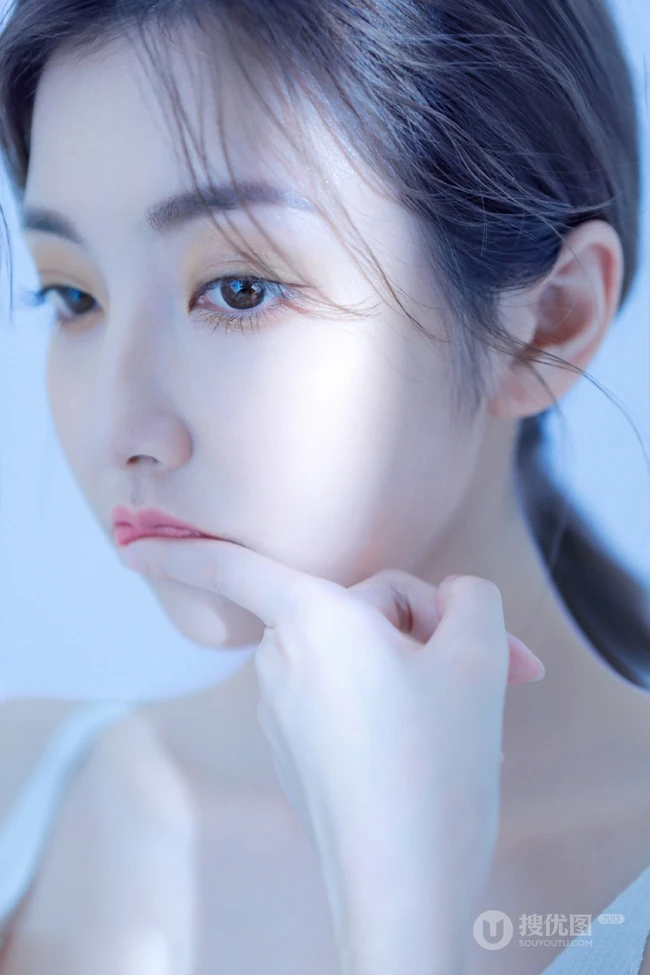 肤白貌美，一举一动像跳舞的肩带裙线条感少女高清气质撩写真图片