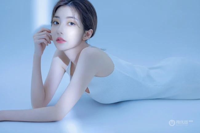 肤白貌美，一举一动像跳舞的肩带裙线条感少女高清气质撩写真图片