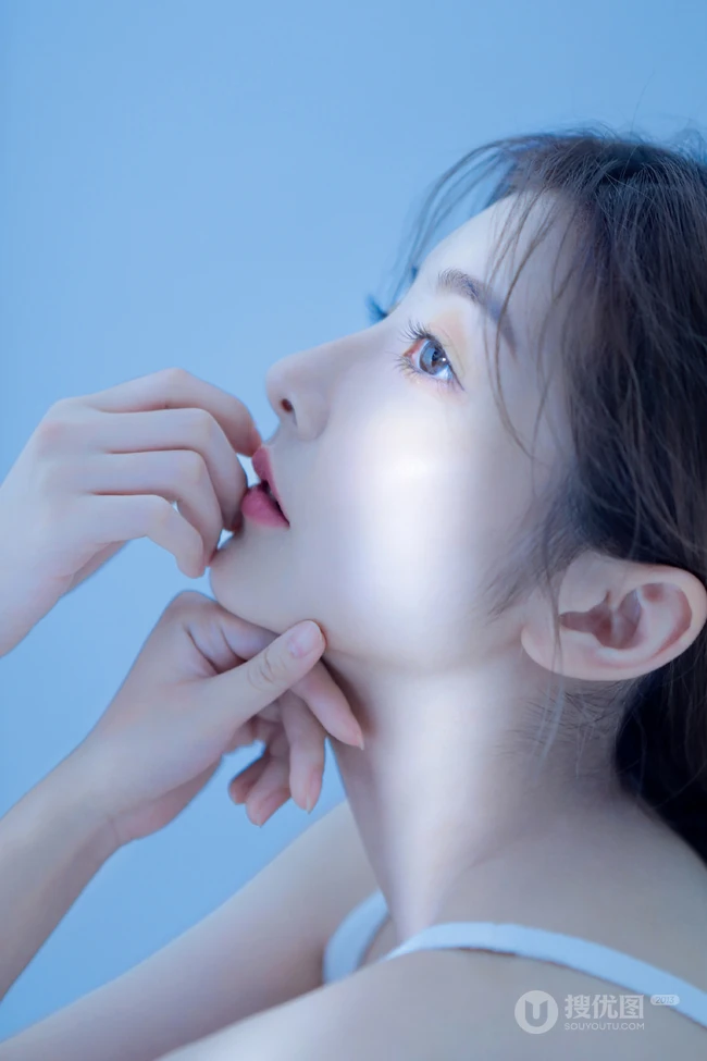 肤白貌美，一举一动像跳舞的肩带裙线条感少女高清气质撩写真图片