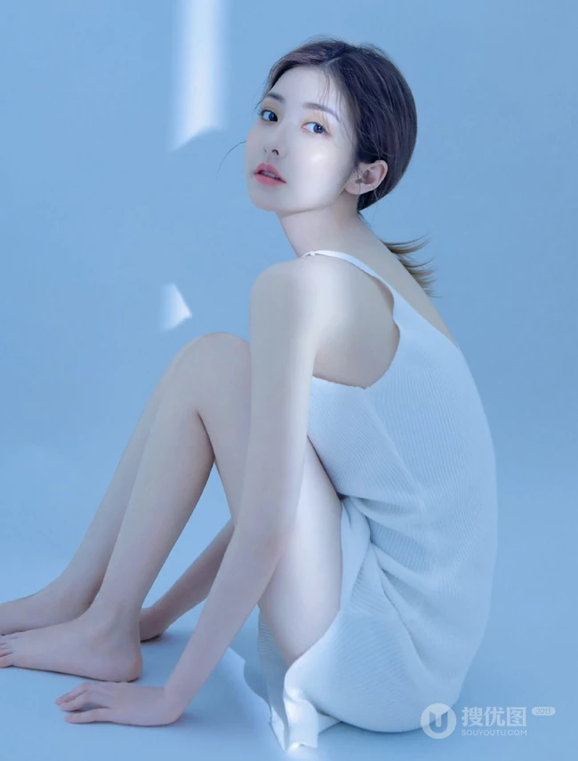 肤白貌美，一举一动像跳舞的肩带裙线条感少女高清气质撩写真图片