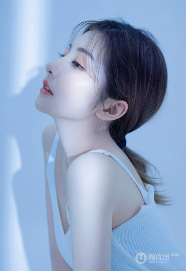 肤白貌美，一举一动像跳舞的肩带裙线条感少女高清气质撩写真图片
