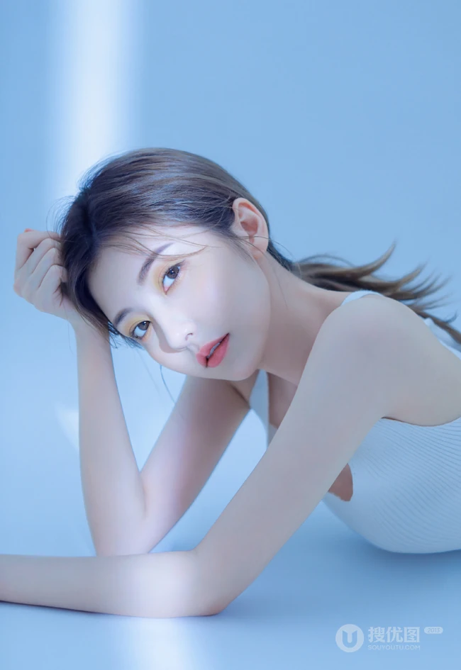 肤白貌美，一举一动像跳舞的肩带裙线条感少女高清气质撩写真图片