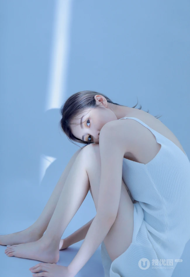 肤白貌美，一举一动像跳舞的肩带裙线条感少女高清气质撩写真图片