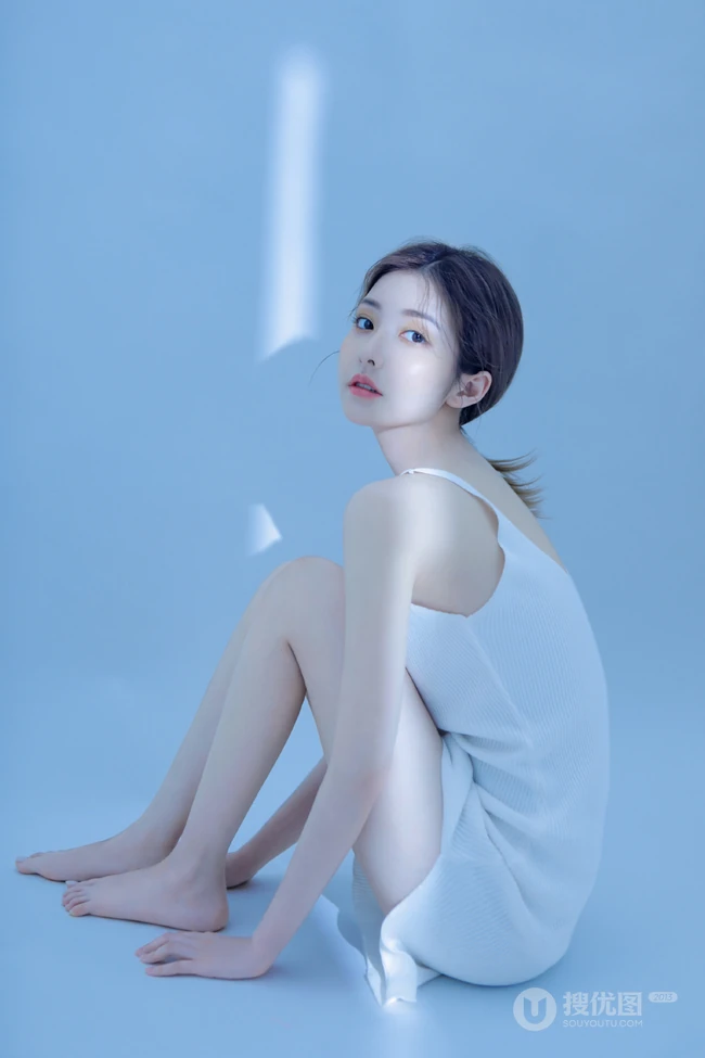 肤白貌美，一举一动像跳舞的肩带裙线条感少女高清气质撩写真图片