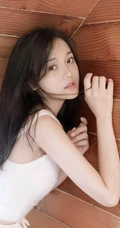 身材有点偏瘦的漂亮女孩白色肩带衫短裤木屋写真图片