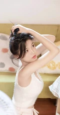 身材有点偏瘦的漂亮女孩白色肩带衫短裤木屋写真图片