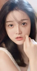 身材有点偏瘦的漂亮女孩白色肩带衫短裤木屋写真图片