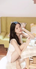 身材有点偏瘦的漂亮女孩白色肩带衫短裤木屋写真图片