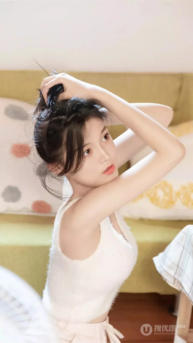 身材有点偏瘦的漂亮女孩白色肩带衫短裤木屋写真图片