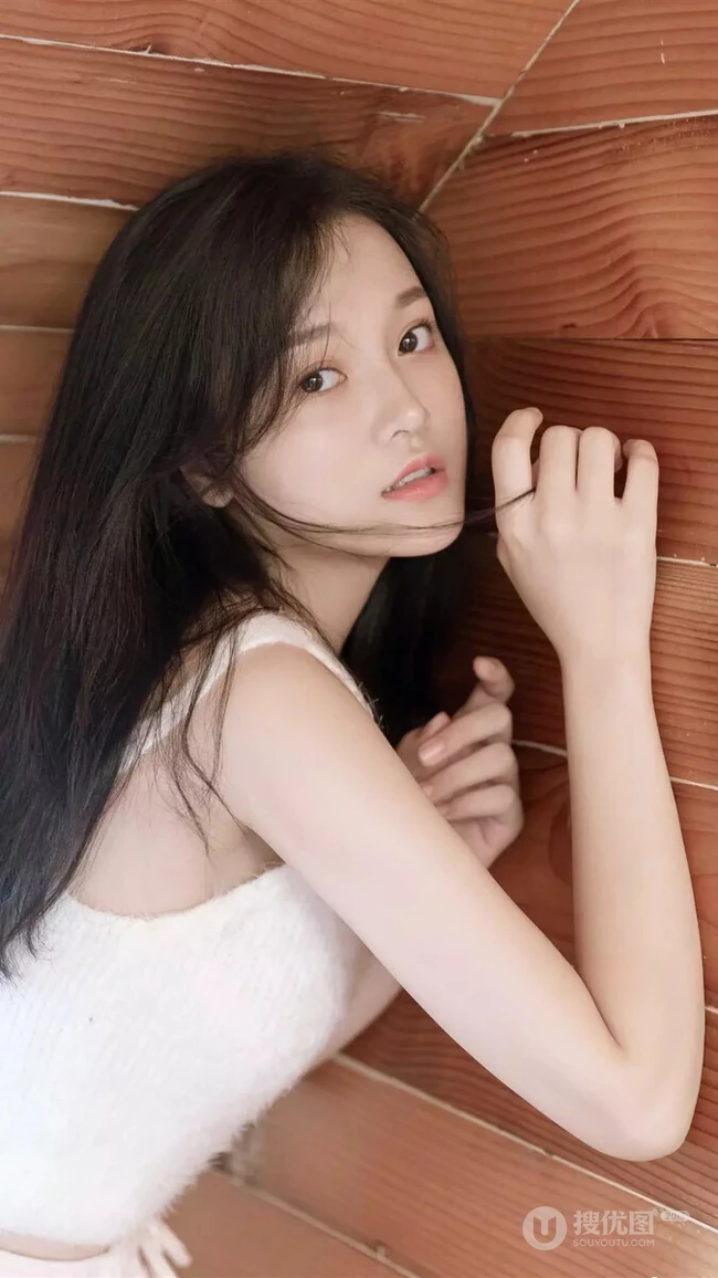 身材有点偏瘦的漂亮女孩白色肩带衫短裤木屋写真图片