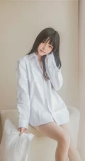 清新清新气质女生桜桃喵线条感玉足男友衬衫肉袜装的气质室内写真魅力图集