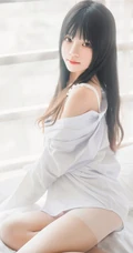 清新清新气质女生桜桃喵线条感玉足男友衬衫肉袜装的气质室内写真魅力图集