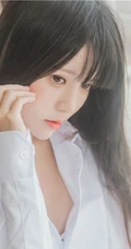 清新清新气质女生桜桃喵线条感玉足男友衬衫肉袜装的气质室内写真魅力图集